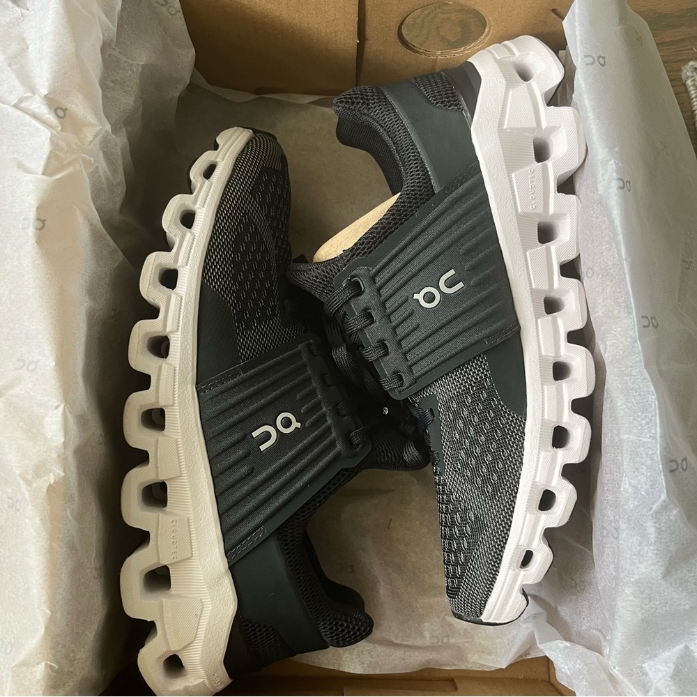 Women On Running Cloudswift Size 6